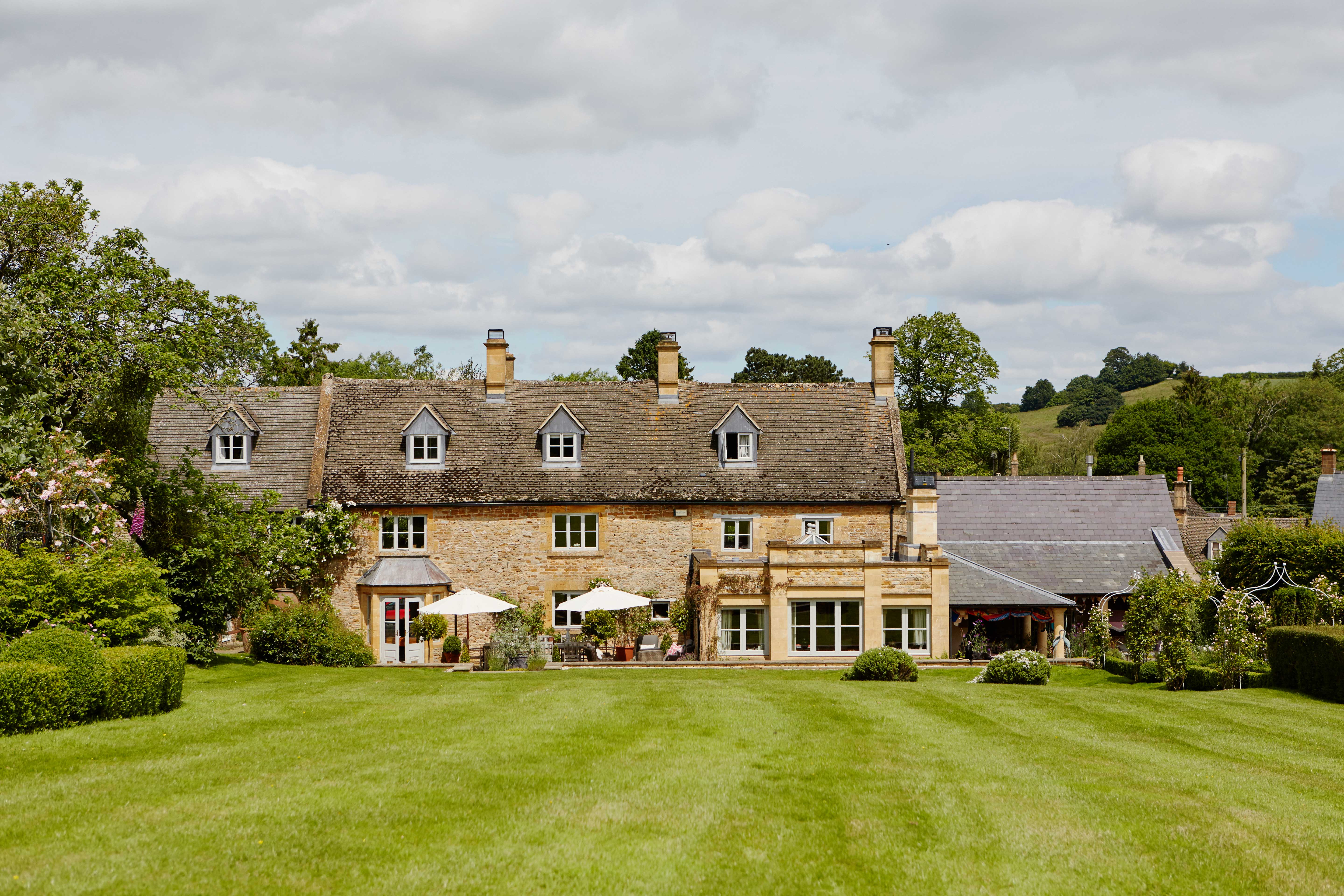 Beautiful Cotswold stone house with pristine roof in Oxfordshire